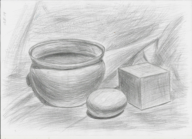 Натюрморт из куба, яйца и глиняного горшка на фоне драпировки