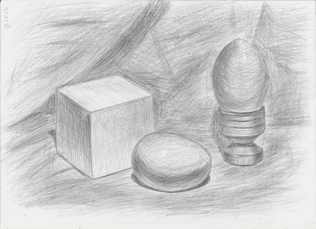 Натюрморт из куба, яйца, деревянной фигуры на фоне драпировки