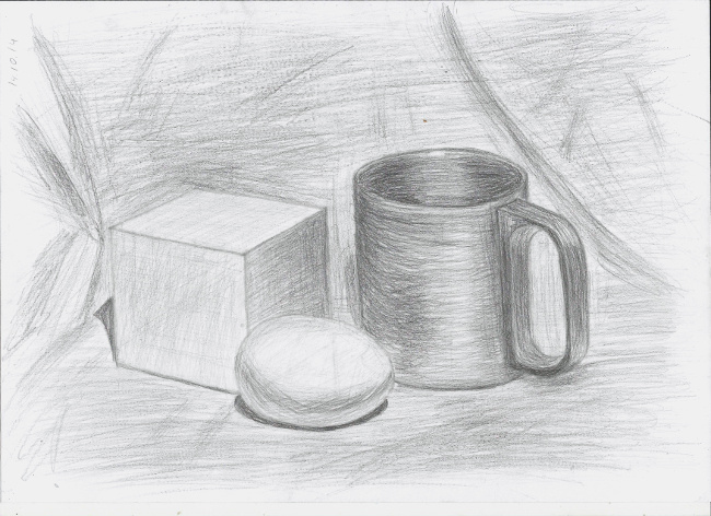Натюрморт из куба, яйца и кофейной чашки на фоне драпировки
