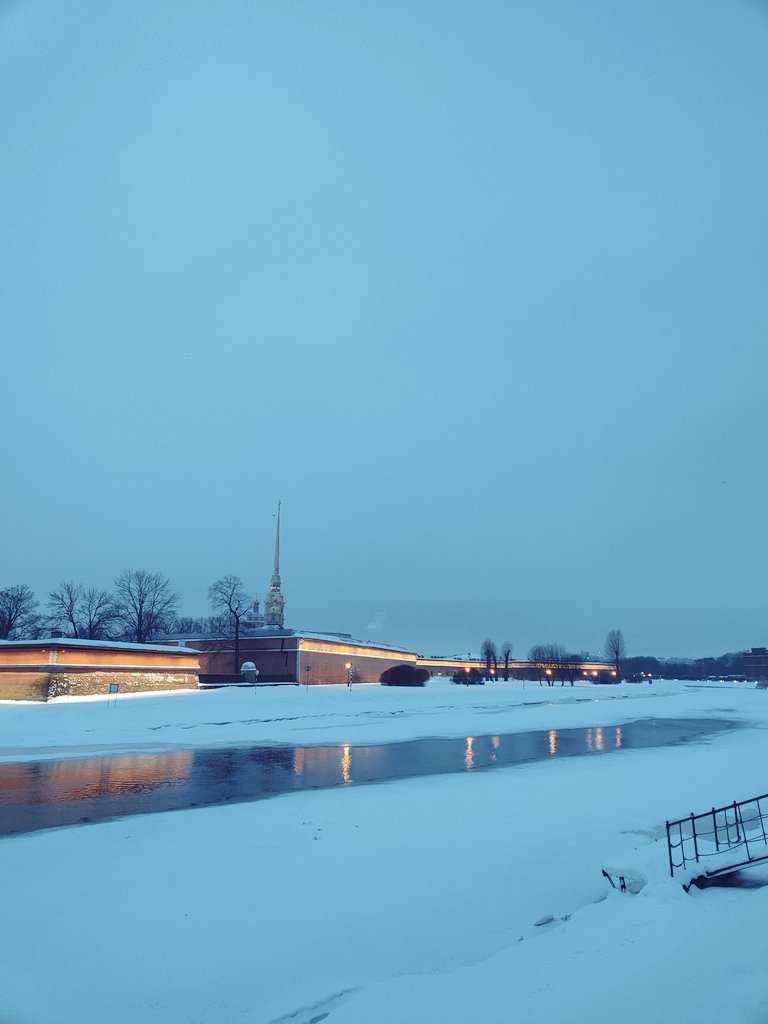 Петропавловская крепость зимой утром