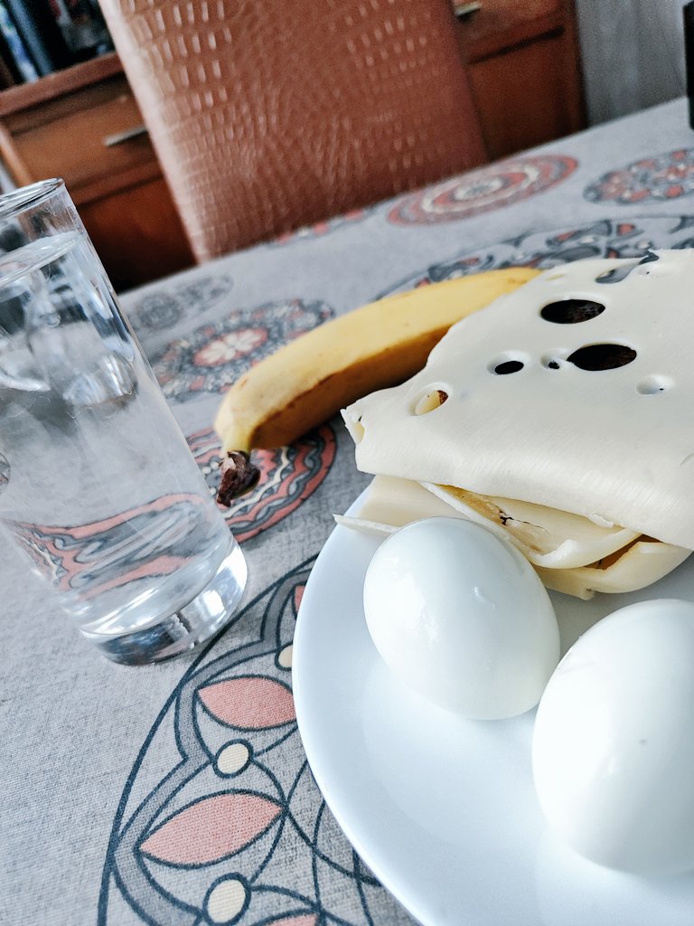 Яйца с бутербродами с сыром