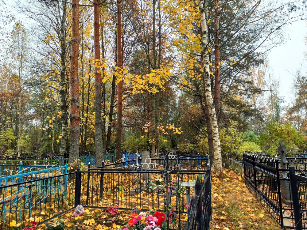 Кладбище осенью
